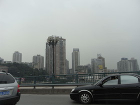 とまとじゅーす的重慶観光旅行。タクシーで市内へ向かう。重慶は上海に次ぐビルの多さ