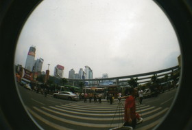 とまとじゅーす的重慶観光旅行。LOMO Fisheye2、ロモ フィッシュアイ2で重慶駅前を撮影。棒棒という荷担ぎ労働者がいる