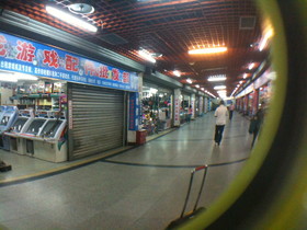とまとじゅーす的中国旅行記、重慶観光、重慶駅前の地下商店街は広いです。衣料品、食料品、怪しい家電屋までたくさんある。ゲームセンターもあった