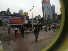 とまとじゅーす的中国旅行記、重慶観光、iPhone 3GSで重慶駅前の広場を撮影。魚眼レンズが好きなのですｗｗ