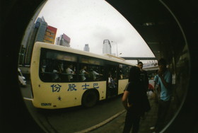 とまとじゅーす的重慶観光旅行。LOMO フィッシュアイ2でバスを撮影。バスは5毛、1元程度