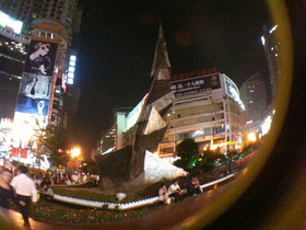 とまとじゅーす的中国旅行記、重慶観光編。重慶市沙坪壩（土貝）区のデパートが並ぶ中心街 iPhone 3GSでも夜景ちゃんと撮れてるｗｗ