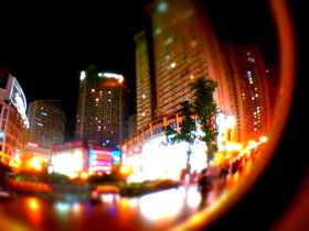 とまとじゅーす的重慶観光旅行。iPhone (iPadにも対応)アプリのTilt shift Generatorでミニチュアライズ化した重慶市沙坪壩（土貝）区の中心街の夜景の写真。面白い