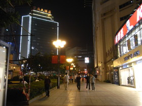 とまとじゅーす的中国旅行記、重慶観光。夜の重慶市沙坪壩（土貝）区のデパートが並ぶ中心街付近は、観光客は見かけない