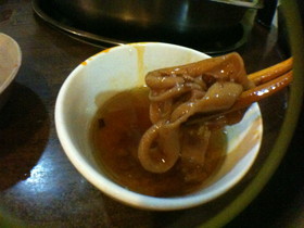 とまとじゅーす的中国旅行記、重慶観光、重慶火鍋に平べったい麺を入れた。初めて食べる麺。