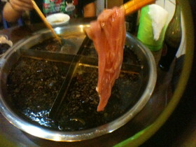 とまとじゅーす的重慶観光旅行　唐辛子と各種激辛調味料で赤く染まってる。こちらは定番の羊肉（ラム肉）