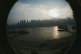 とまとじゅーす的重慶観光旅行、ロモ フィッシュアイ2で撮影した朝の重慶、朝天門を流れる長江と船
