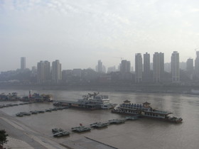 とまとじゅーす的中国旅行記、重慶観光編。重慶の朝天門の長江側に浮かぶ船上レストラン
