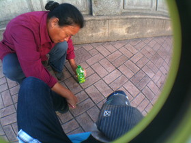 とまとじゅーす的重慶観光旅行、おばさんが無理やり靴磨きを始める