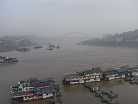とまとじゅーす的重慶観光旅行　Ricoh リコーのR10で撮影した長江と嘉陵江の合流地点と船。ゆったり右下へ流れてた