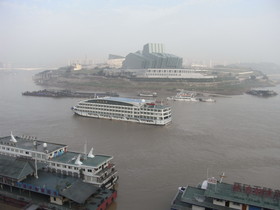 とまとじゅーす的重慶観光旅行。朝天門の対岸付近を進む遊覧船。めちゃ乗りたかったです