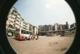 とまとじゅーす的重慶・大足観光旅行、LOMO Fisheye2でバス乗り場を写真撮影