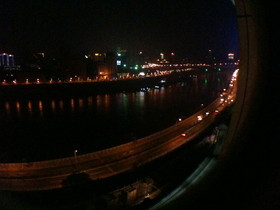 とまとじゅーす的重慶観光旅行記。重慶のモノレール駅の窓から撮影した重慶の川沿いの夜景