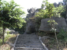 とまとじゅーす的重慶観光旅行記、万盛石林・黒山谷渓谷編、石灰岩の岸壁が迫る階段