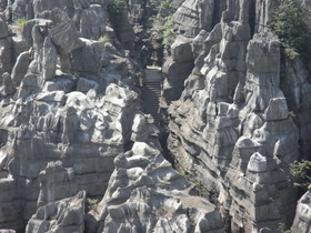 とまとじゅーす的中国旅行記、万盛石林・黒山谷渓谷観光。万盛石林の石灰岩質の岩肌を縫って走る階段