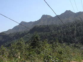 とまとじゅーす的重慶観光旅行記、万盛石林・黒山谷渓谷編、険しい山肌と密生している森林の先が黒山谷渓谷