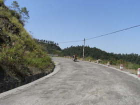 とまとじゅーす的重慶観光旅行記、万盛石林・黒山谷渓谷編、バイクで山を登る地元民。バイクの運転怖い