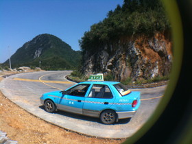 とまとじゅーす的中国旅行記、万盛石林・黒山谷渓谷観光。タクシーを降りて重慶の黒山谷渓谷付近の風景を撮影