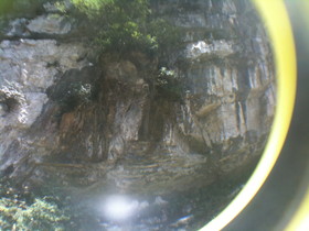 とまとじゅーす的中国旅行記、万盛石林・黒山谷渓谷観光。崖から落ちる水しぶきを浴びながら写真撮影