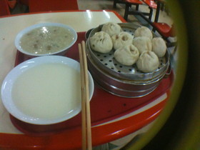 とまとじゅーす的重慶観光旅行記、重慶市内観光編。翌朝、シンプルに小龍包と豆乳を食す