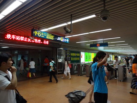 中国旅行記のブログ、上海の地下鉄の駅構内
