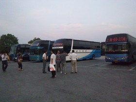 中国旅行記＠上海〜西安行きの長距離バスがドライブインに停車