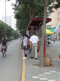 中国旅行記＠西安の金花北路にあるバス停と街並