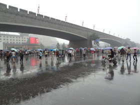 中国旅行記＠西安の駅前にある城壁の下で雨宿りする人民達