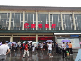 中国旅行記＠西安駅の切符売り場の外。いつも人民でごった返している