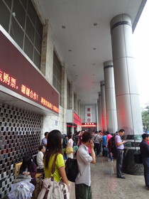 中国旅行記＠西安汽車站、いわゆる長距離バスターミナルの外。客引きが多い