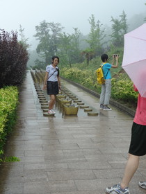 中国旅行記＠西安の驪山で記念撮影するツアー客