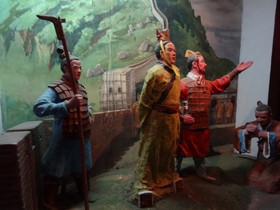 中国旅行記＠西安の観光地、世界八大奇跡館で見た秦始皇帝陵の地下宮殿を再現したらしいブースで見た人形