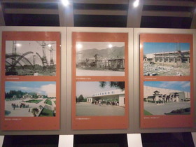 西安観光＠秦始皇兵馬俑博物館の二号抗の中。発見当時の写真など