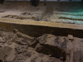 西安観光＠秦始皇兵馬俑博物館の三号抗の発掘現場。壊れた兵馬俑が散在している
