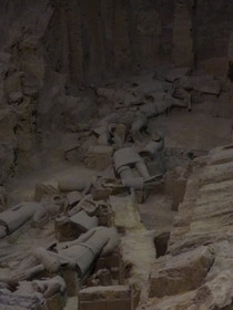 中国旅行記＠西安の秦始皇兵馬俑博物館の三号抗の発掘現場。壊れた兵馬俑が散在している