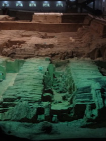西安観光旅行記＠秦始皇兵馬俑博物館の三号抗の発掘現場。壊れた兵馬俑が散在している
