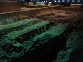 西安観光旅行記＠秦始皇兵馬俑博物館の三号抗の発掘現場。壊れた兵馬俑が散在している