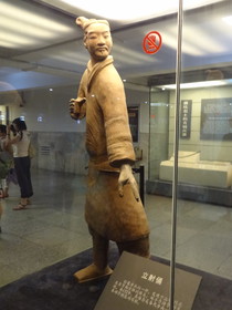 西安観光＠秦始皇兵馬俑博物館の三号抗の展示物、立射俑と名付けられた兵馬俑