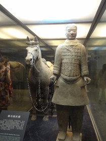 中国旅行記＠西安の秦始皇兵馬俑博物館の三号抗の展示物、鞍馬騎兵俑と名付けられた兵馬俑