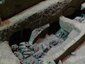 西安観光＠秦始皇兵馬俑博物館の三号抗の発掘現場に散在している壊れた兵馬俑