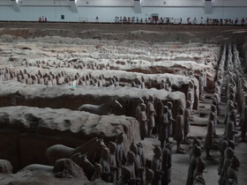西安観光＠秦始皇兵馬俑博物館の一号抗の発掘現場にある兵馬俑の壮観な風景