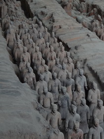 中国旅行記＠兵馬俑一号抗の発掘現場にある兵馬俑の列