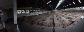 中国旅行記＠秦始皇兵馬俑博物館の一号抗の発掘現場と兵馬俑を正面からHX9Vでパノラマ撮影