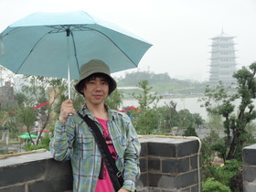 中国旅行記＠西安の世界園芸博覧会にて長安塔を背景に撮影