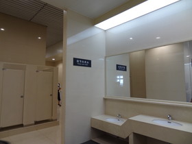西安観光＠西安北駅、高速鉄路の待合室のトイレはTOTO製