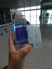 中国旅行記＠西安北駅では切符を見せるとチベットのミネラルウォーターがタダでもらえる