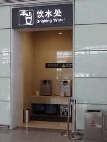 西安観光＠西安北駅、高速鉄路の待合室付近の水飲み場