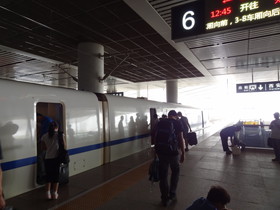 中国旅行記＠西安北駅の高速鉄路を走る動車組