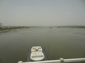 西安観光＠西安北〜三門峡までの区間を動車組の車窓から撮影した風景。渭河を超えた