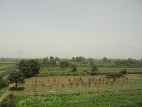 西安観光＠西安北〜三門峡までの区間を動車組の車窓から撮影した風景。畑が広がる